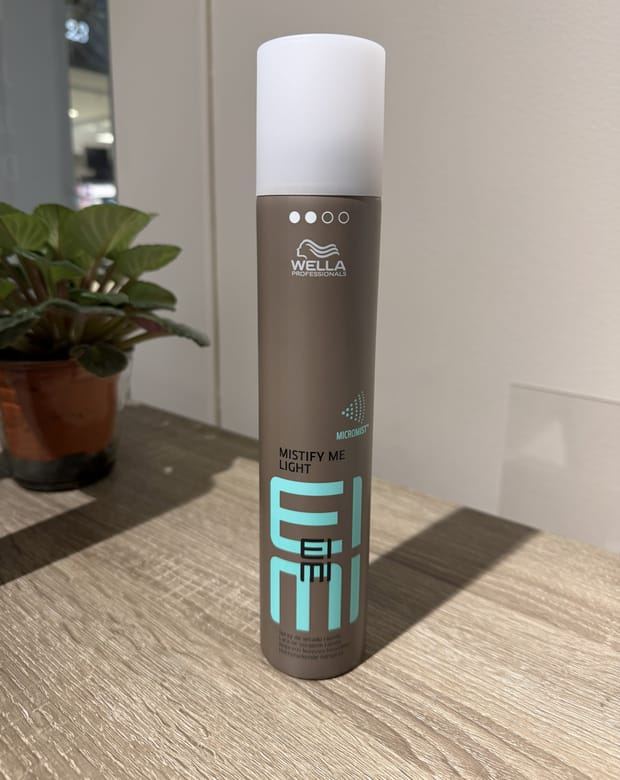 Wella EIMI Mistify Me Light hårspray — säljs hos Kvarnens Klippotek, frisör i Uppsala