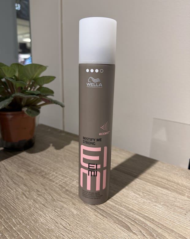 Wella EIMI Mistify Me Strong hårspray — säljs hos Kvarnens Klippotek, frisör i Uppsala