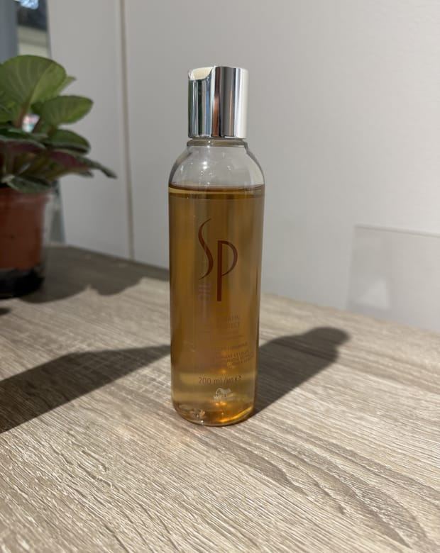 Wella SP Luxeoil Keratin Protect schampo — säljs hos Kvarnens Klippotek, frisör i Uppsala