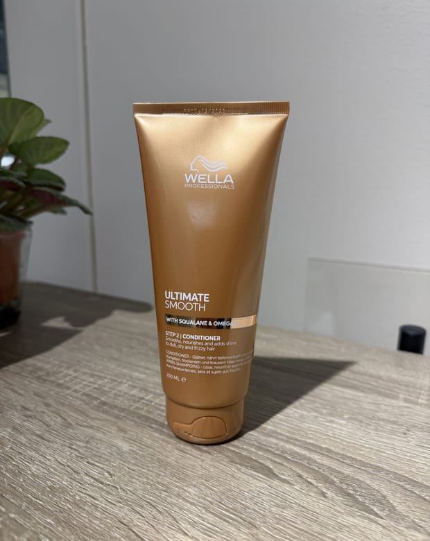 Wella Ultimate Smooth balsam, steg 2 — säljs hos Kvarnens Klippotek, frisör i Uppsala