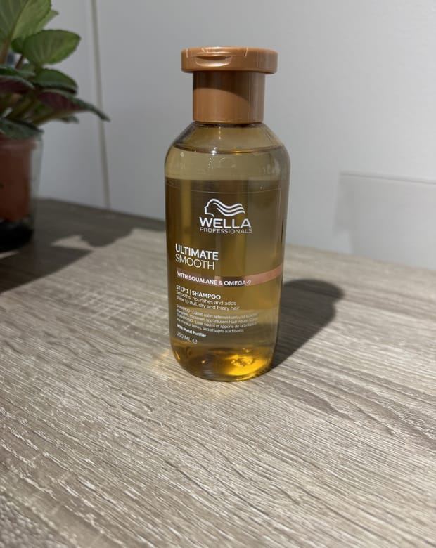 Wella Ultimate Smooth schampo, steg 1 — säljs hos Kvarnens Klippotek, frisör i Uppsala