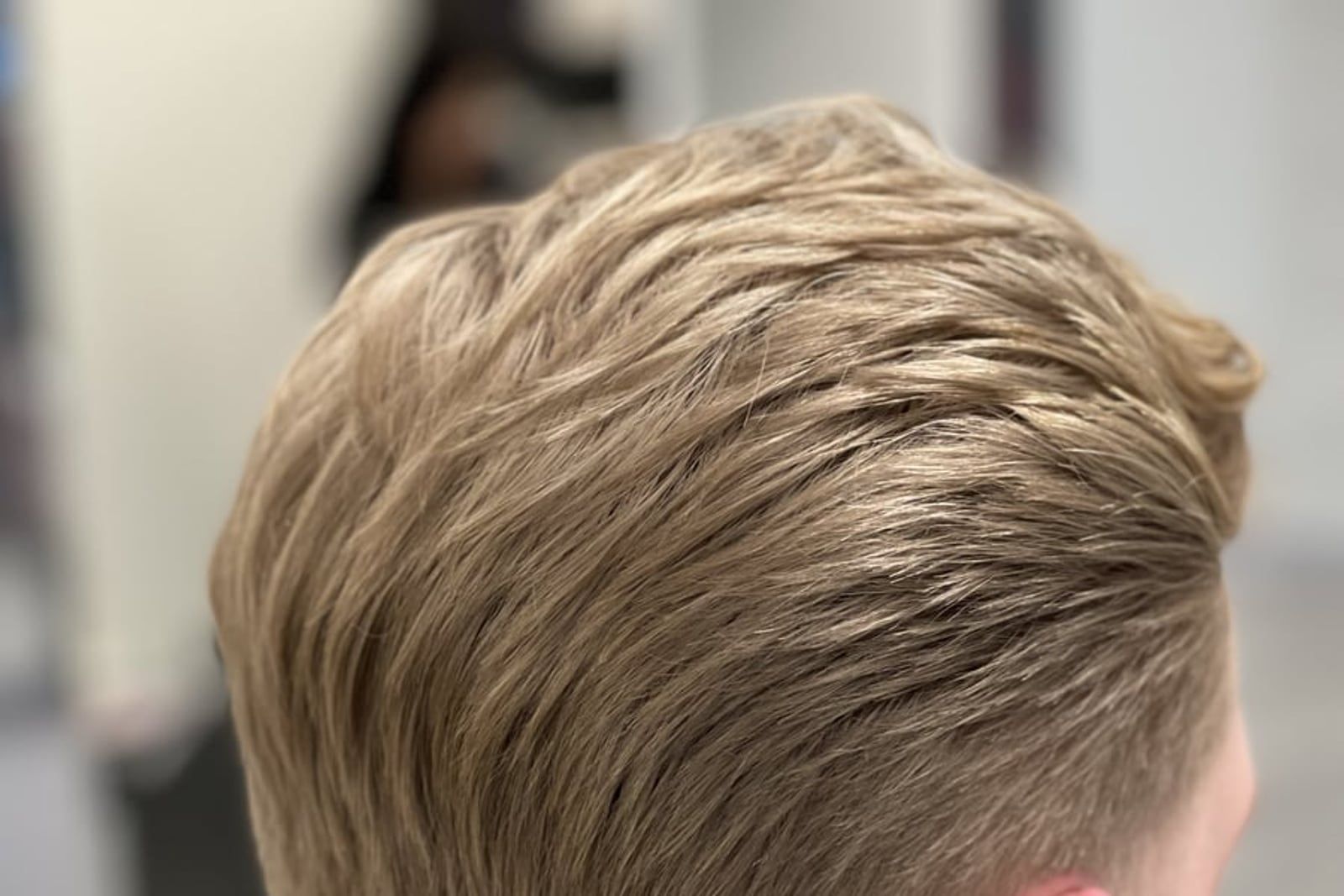 Blont hår med mjuk fade efter färgbehandling hos Kvarnens Klippotek, frisör i Uppsala